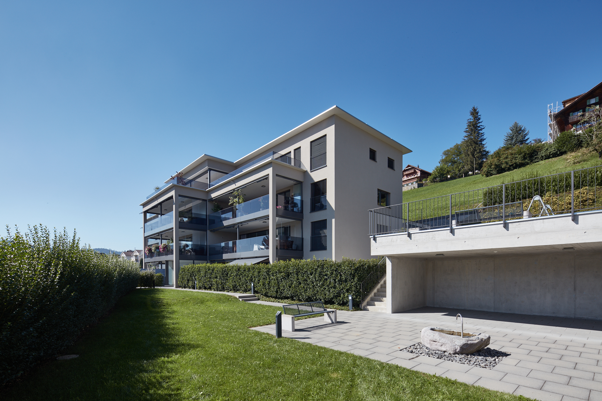 Wohnanlage mit Gartenhof, Brunnen und Sitzbank