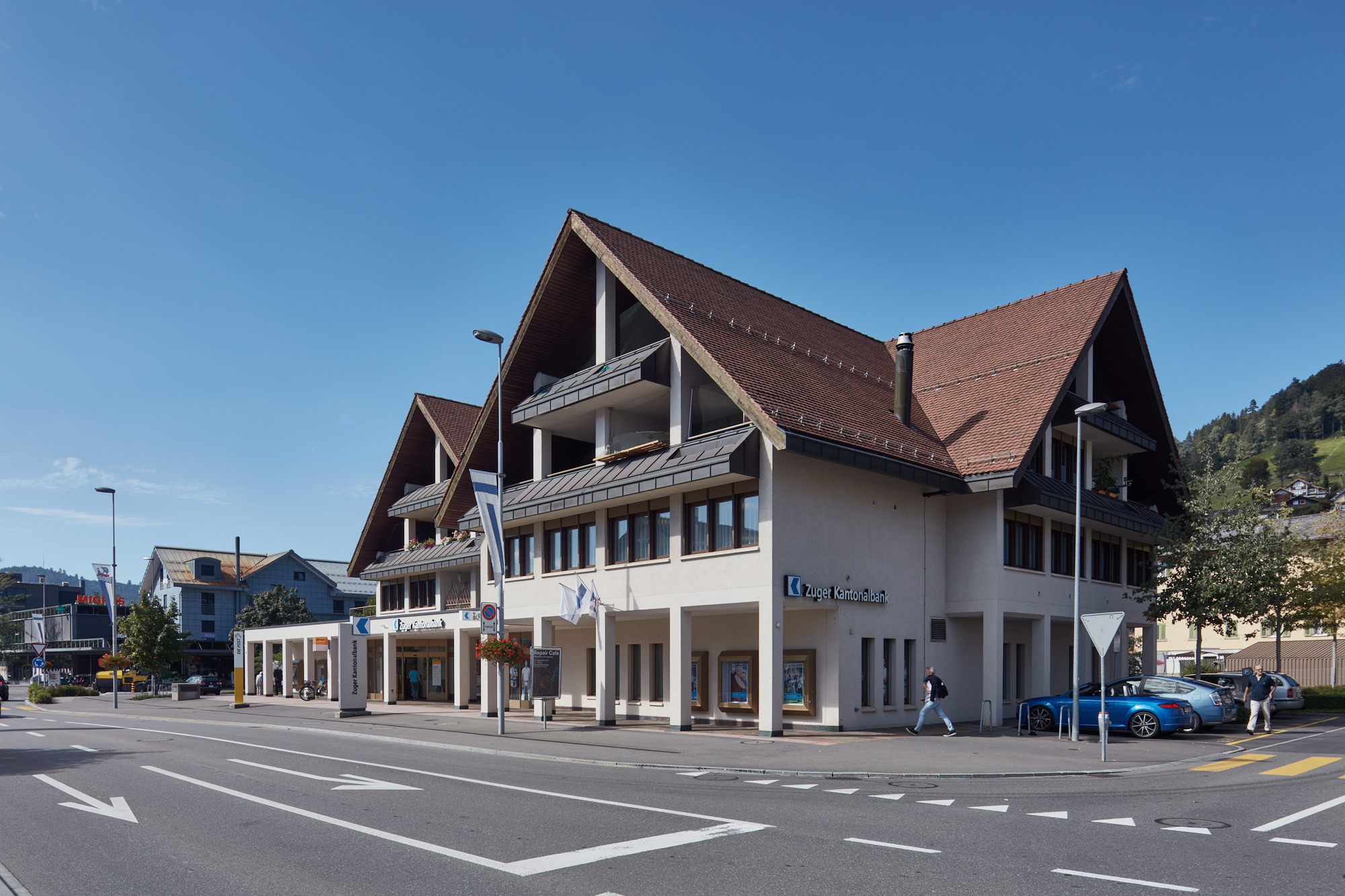 Gebäude der Zuger Kantonalbank und Post mit Satteldächern