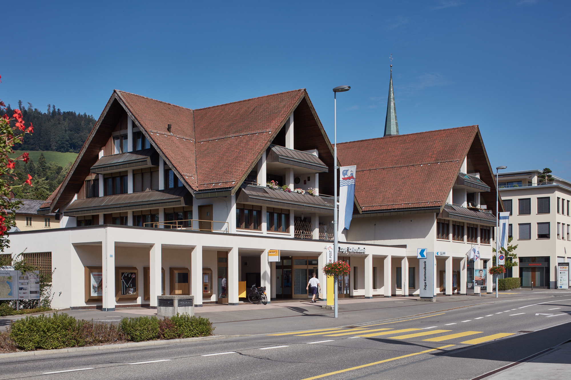 Fassade der Bank- und Postgebäude mit Arkade und Kirchturm