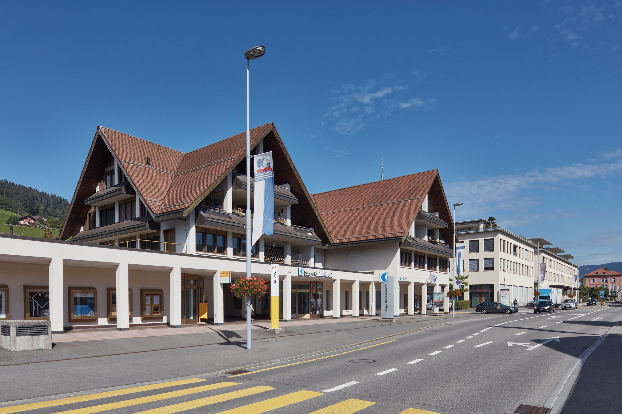 Strassenansicht der Bank- und Postgebäude im Dorfzentrum