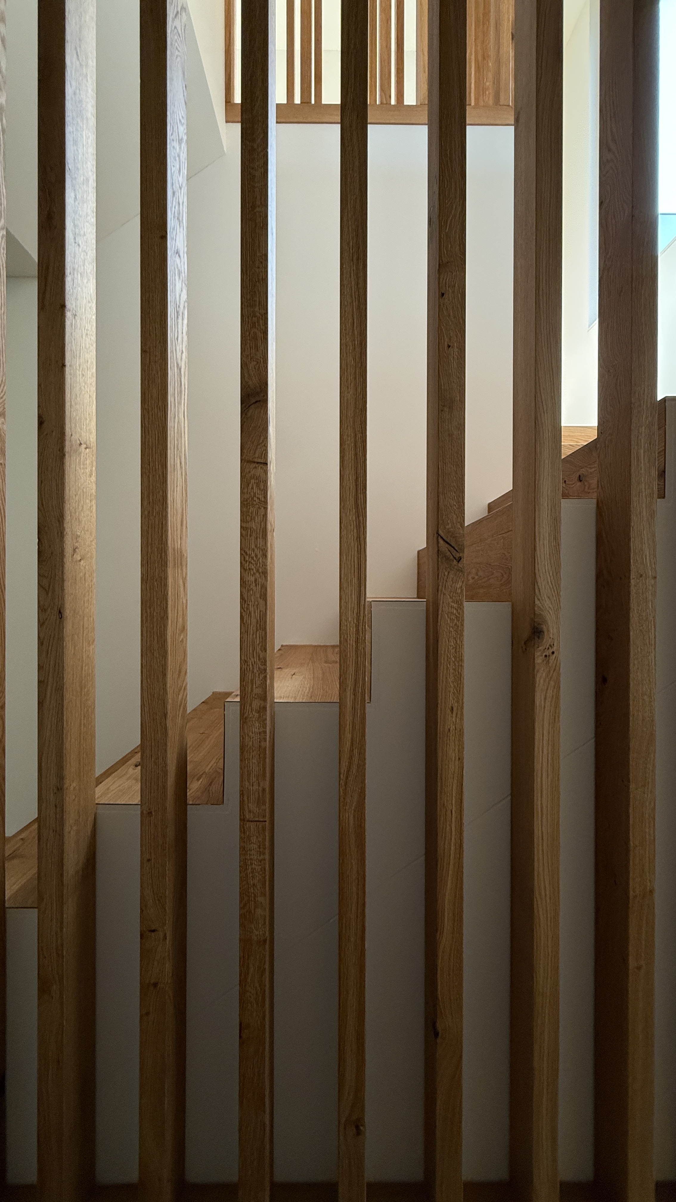 Rothusweg — Vertikale Eichenlamellen vor der Holztreppe im Treppenhaus